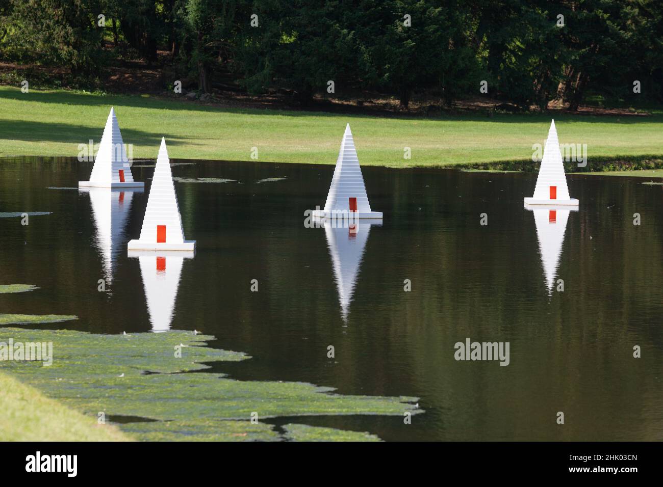 Drifted - Teil der Ausstellung „These Passing Things“ für zeitgenössische Kunst im Studley Royal Water Garden Stockfoto