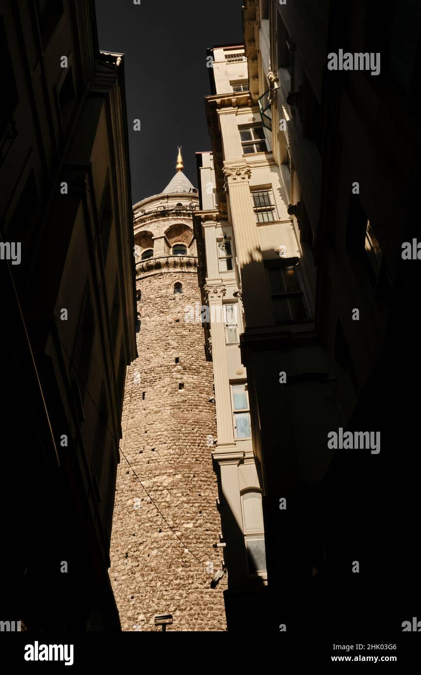 Selektiver Fokus und körniges Foto des istanbul galata Turms aus einer schmalen Straße der lokale Name ist galata kulesi in istanbul. Stockfoto