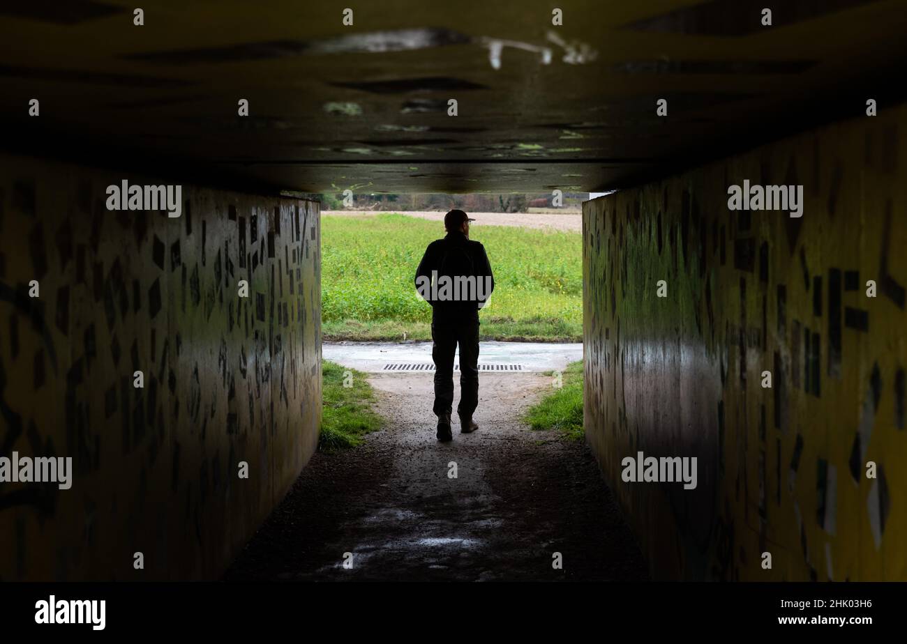 Leuven, Flämische Brabant Region, Belgien - 01 29 2022: Silhouette eines Wanderers in einem Fußgängertunnel Stockfoto