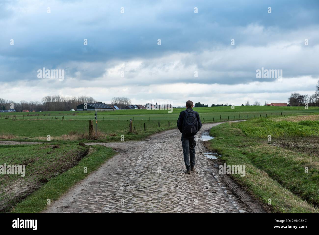 Vertrieb, Boutersem, Flämische Brabant Region, Belgien - 01 29 2022: Mann auf einer weichen Straße durch die Felder der Landwirtschaft Stockfoto