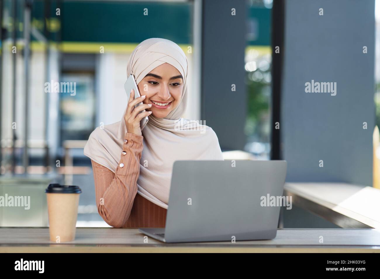 Arbeitsplatz im Freien, moderne unabhängige Auftragnehmer oder Geschäftsfrau arbeiten in der Stadt mit Tech Stockfoto