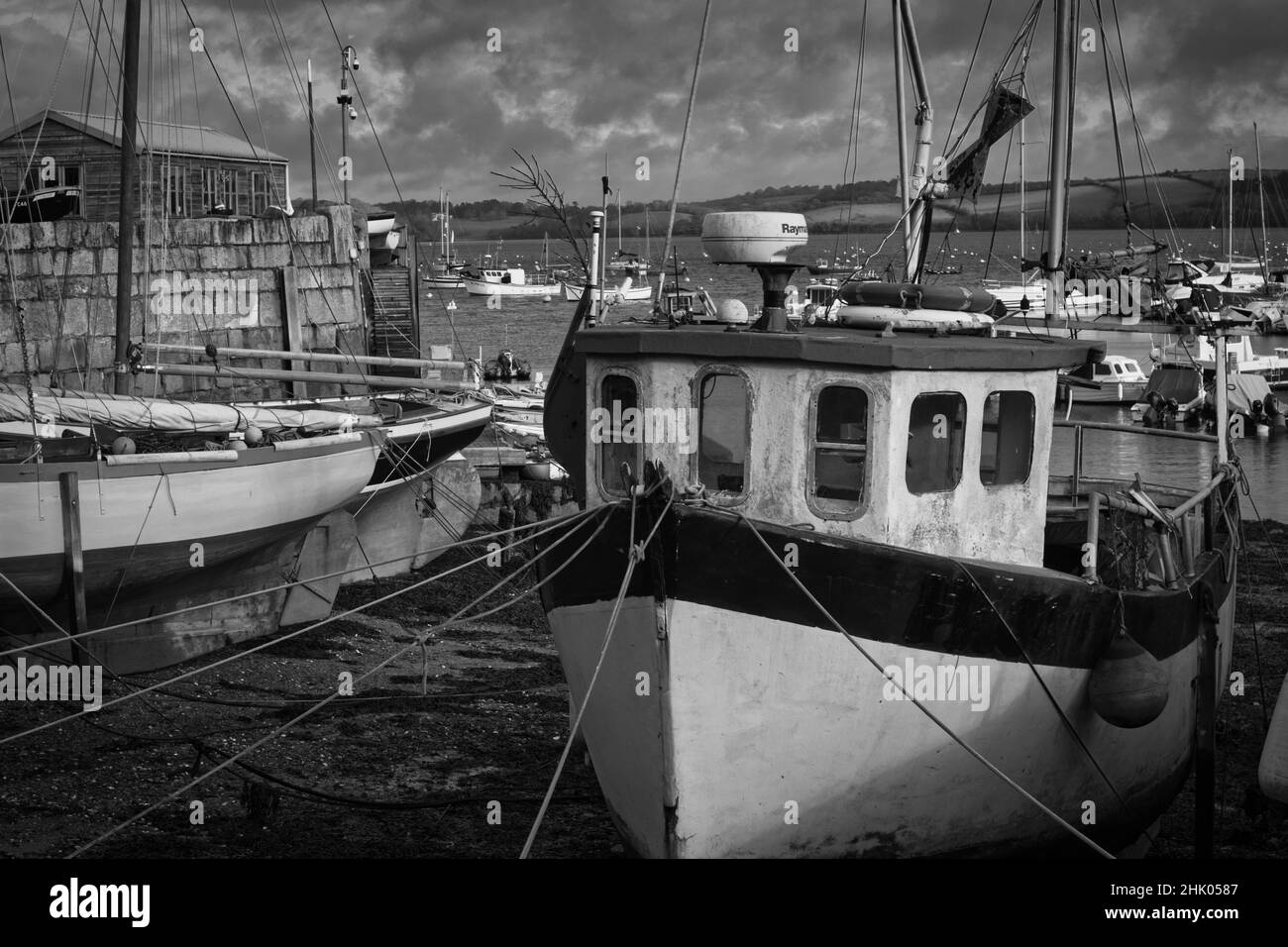 Fischerboote strandeten, als die Flut im Hafen von Mylor zurückging Stockfoto