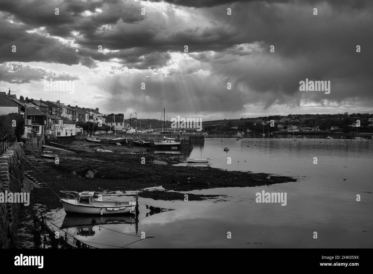 Falmouth Town Coast Line in monochrom. Falmouth ist eine schöne Stadt in Cornwall Stockfoto