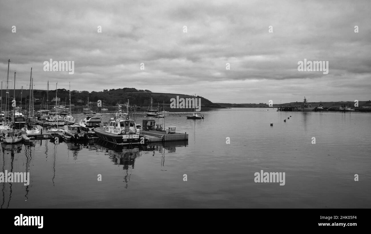 Falmouth Hafen mit Blick auf das Meer mit Booten im Hafen und einem Nabelschiff in der Ferne Stockfoto