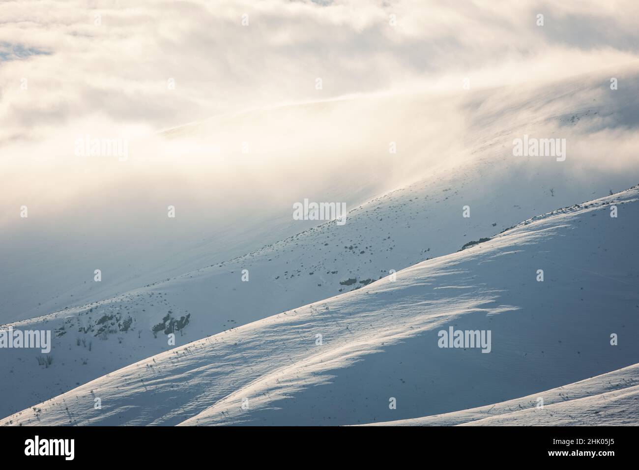 Verschneite Rolling Canyon Hills im Osten Washingtons Stockfoto