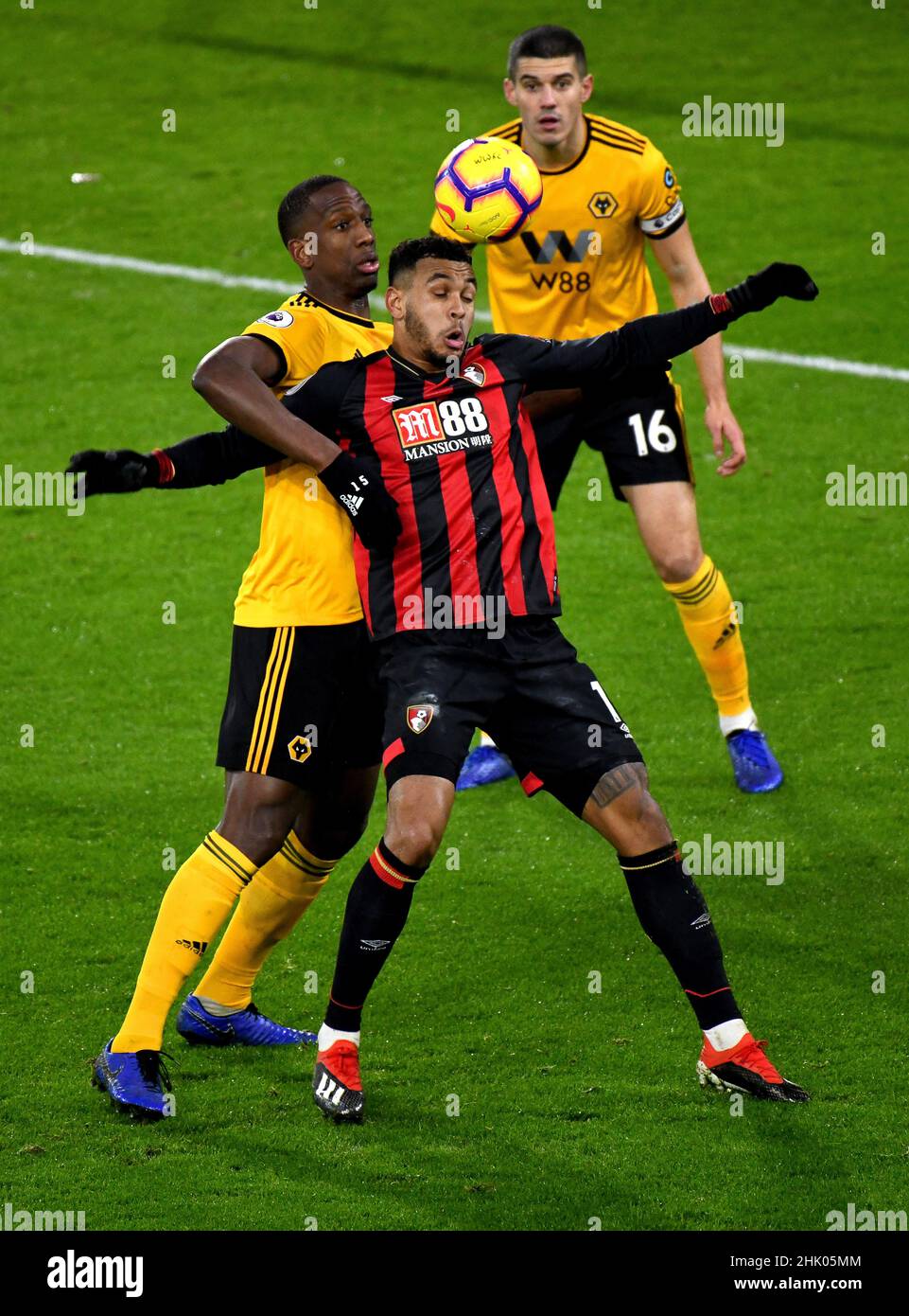 Josh König von Bournemouth und Willy Boly von Wolverhampton Wanderers. Wolverhampton Wanderers gegen Bournemouth im Molineux Stadium 16/09/2018 - English Premier League Stockfoto