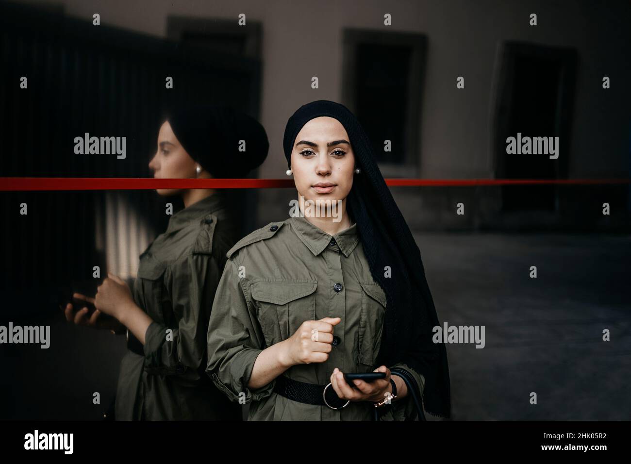 Moderne muslimische Frau in der Stadt Stockfoto