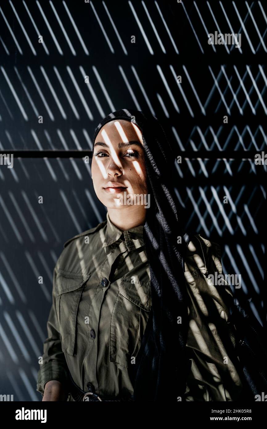 Moderne muslimische Frau in der Stadt Stockfoto