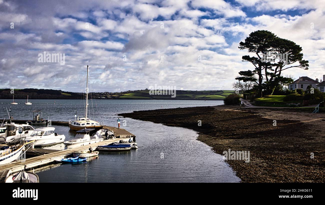 Blick vom Hafen von Mylor auf die Fal-Mündung in Cornwall Stockfoto