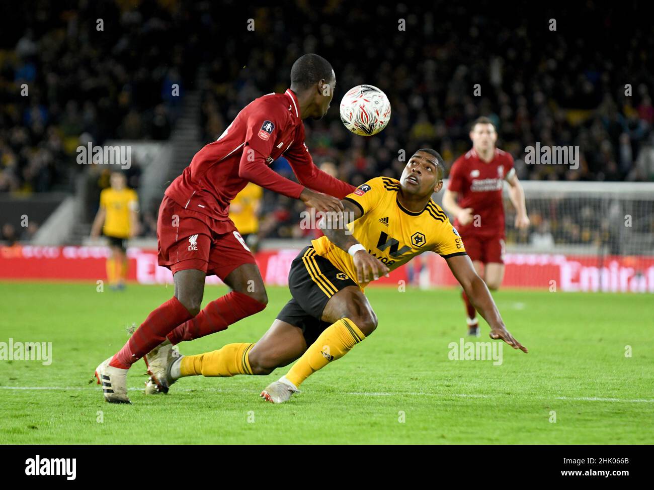 Wölfe Fußballer Ivan Cavaleiro und Rafael Camacho von Liverpool. Wolverhampton Wanderers gegen Liverpool im Molineux Stadium 07/01/2019 - FA Cup 3rd Runde Stockfoto