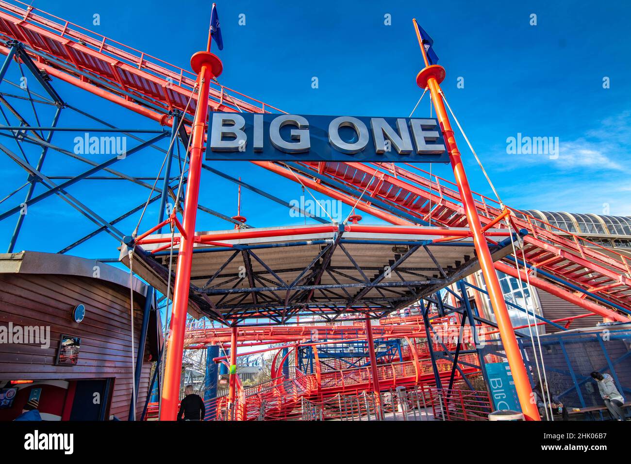 Weitwinkel Hochwertige Bilder von Blackpool Pleasure Beach, einschließlich The Big One, Sky Force, Big Dipper und Burger King Stockfoto