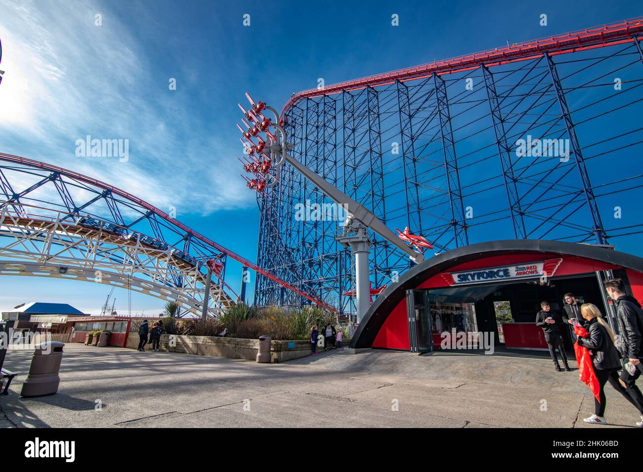 Weitwinkel Hochwertige Bilder von Blackpool Pleasure Beach, einschließlich The Big One, Sky Force, Big Dipper und Burger King Stockfoto