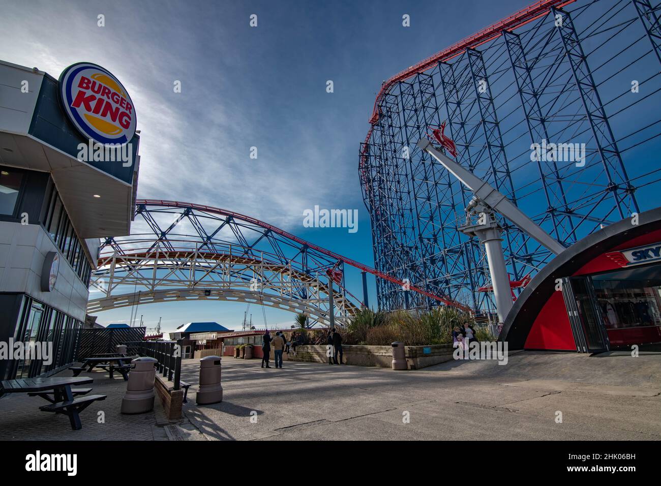 Weitwinkel Hochwertige Bilder von Blackpool Pleasure Beach, einschließlich The Big One, Sky Force, Big Dipper und Burger King Stockfoto