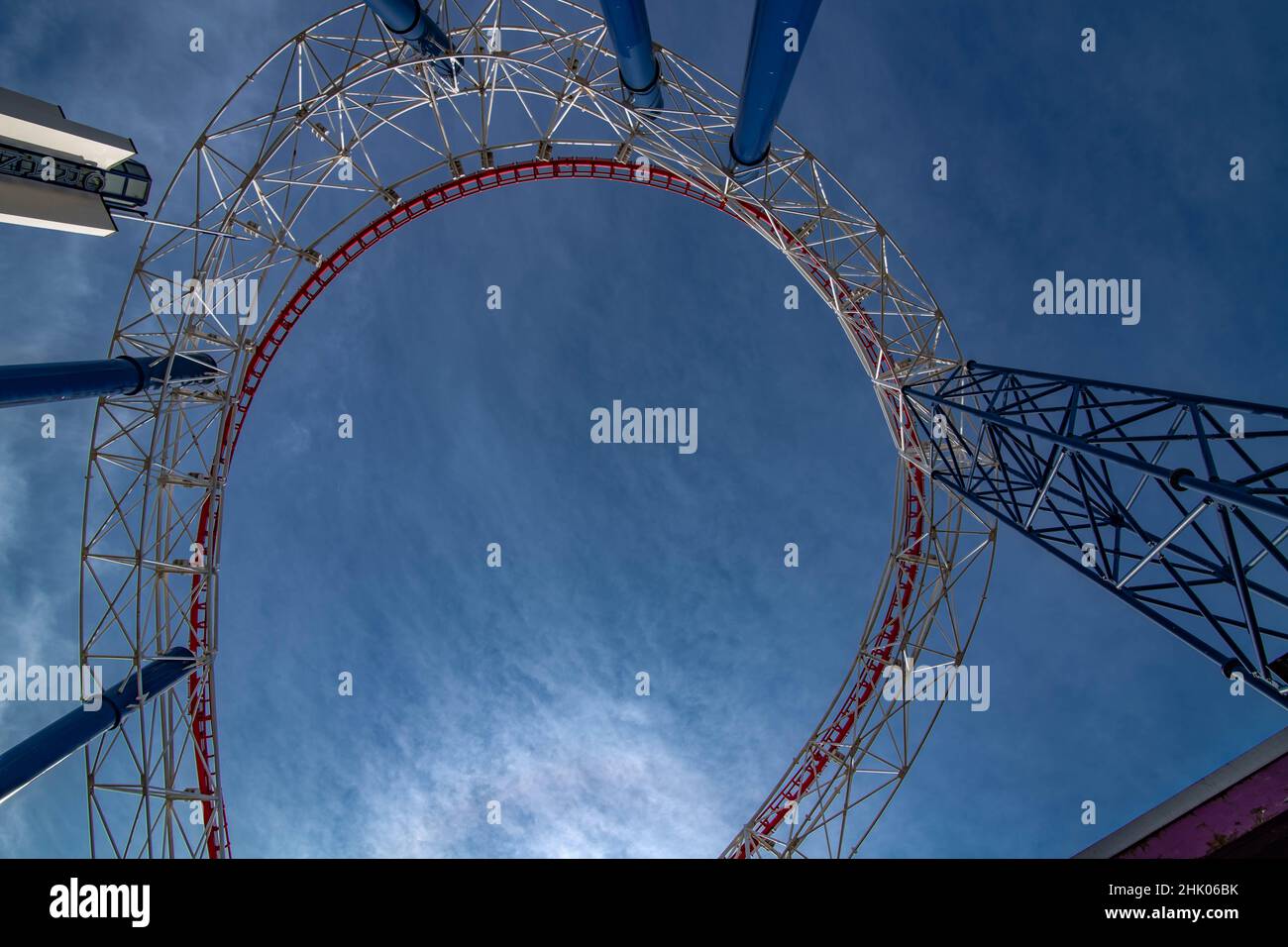 Weitwinkel Hochwertige Bilder von Blackpool Pleasure Beach, einschließlich The Big One, Sky Force, Big Dipper und Burger King Stockfoto