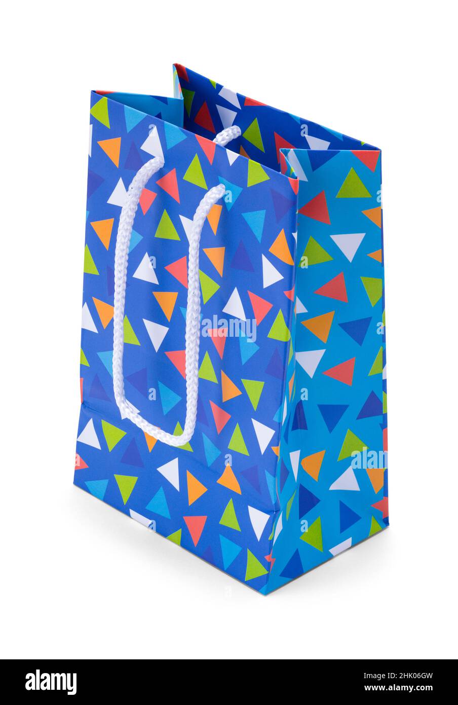 Kleine Geschenktasche aus blauem Papier mit ausgeschnittenen Dreiecken auf Weiß. Stockfoto