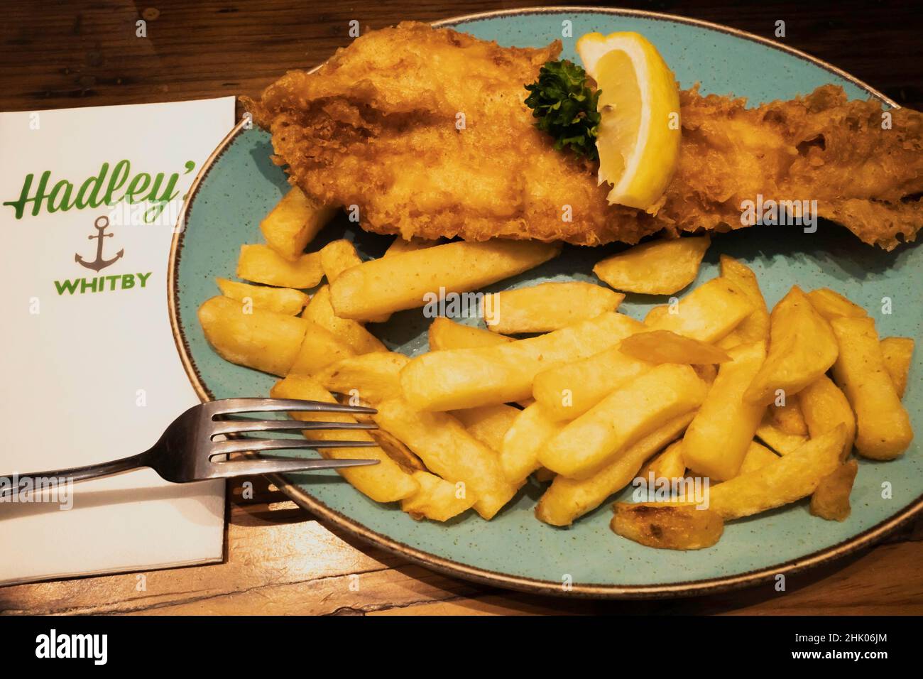 Eine Yorkshire Mahlzeit mit Haddock und Chips im Hadleys Cafe in Whitby England Stockfoto