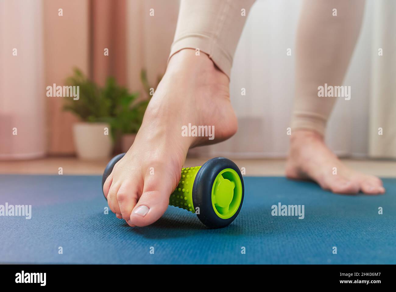 Zehenmassage mit Myofaszialrolle Stockfoto