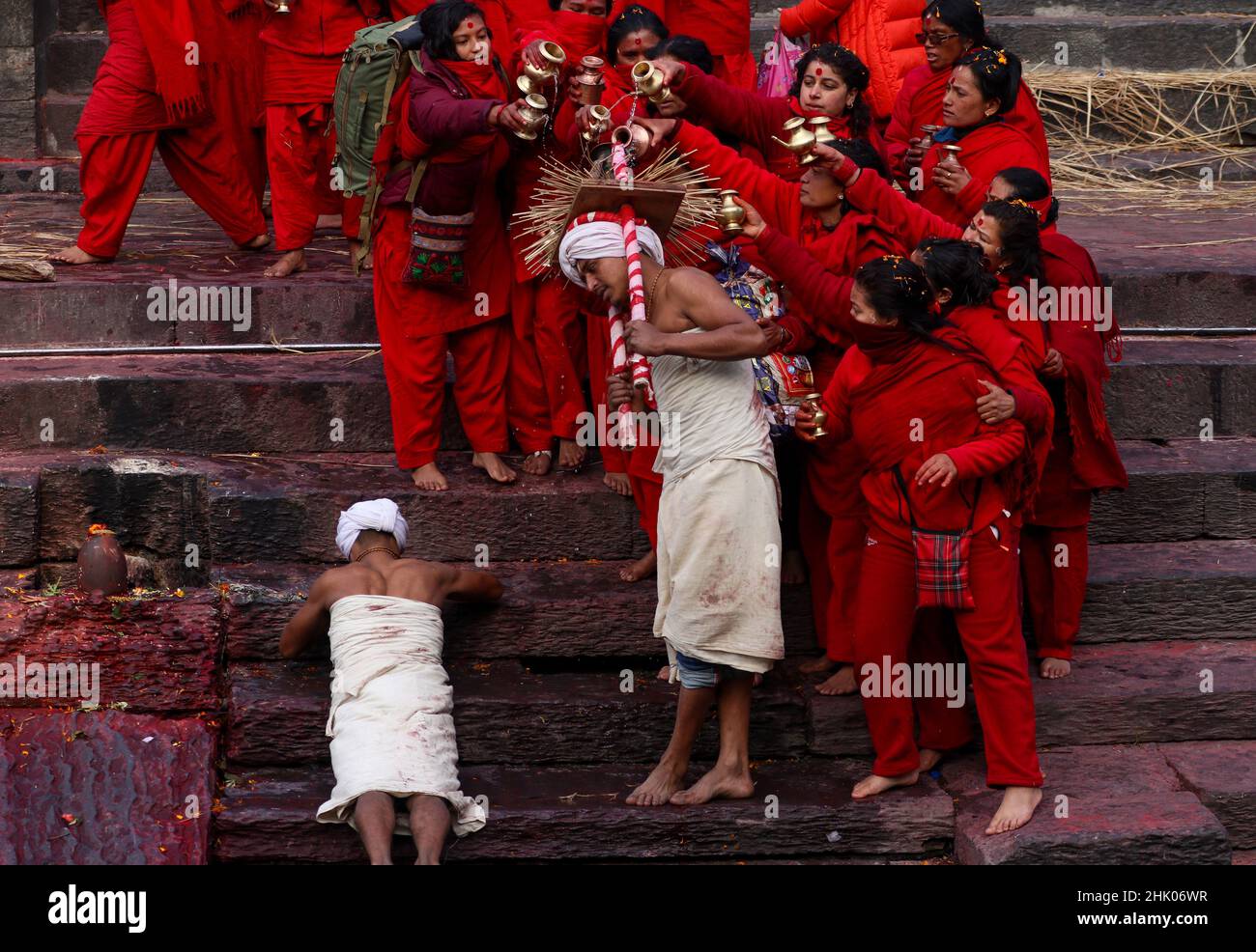 Kathmandu, NE, Nepal. 1st. Februar 2022. Nepalesische Hindu-Anhänger versammeln sich am Ufer des Bagmati-Flusses in der Nähe des Pashupatinath-Tempels während des Madhav Narayan Festivals in Kathmandu, Nepal. (Bild: © Aryan Dhimal/ZUMA Press Wire) Stockfoto