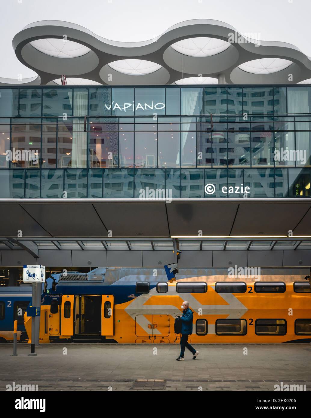 Januar 2022, Reisen mit dem Zug in Utrecht. Mann eilt, um pünktlich zu seinem Zug zu kommen. Stockfoto