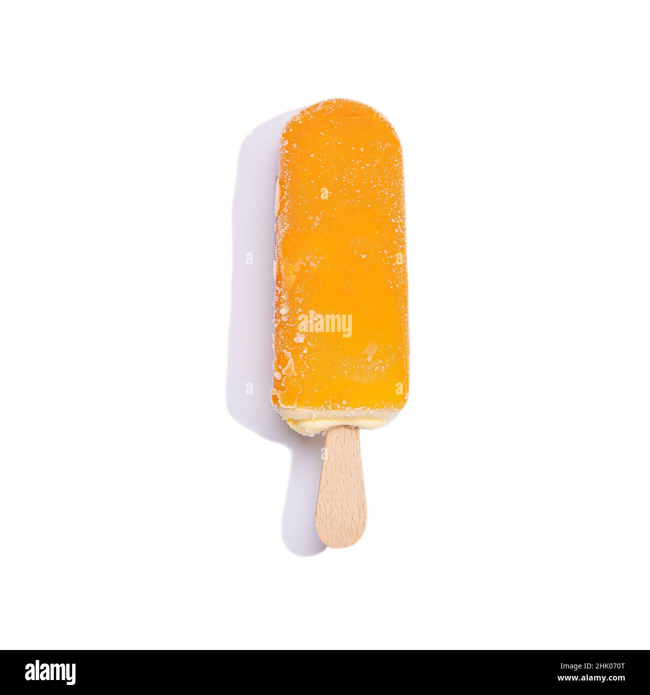Orange Eiscreme isoliert auf weißem Hintergrund mit Copyspace. Stockfoto