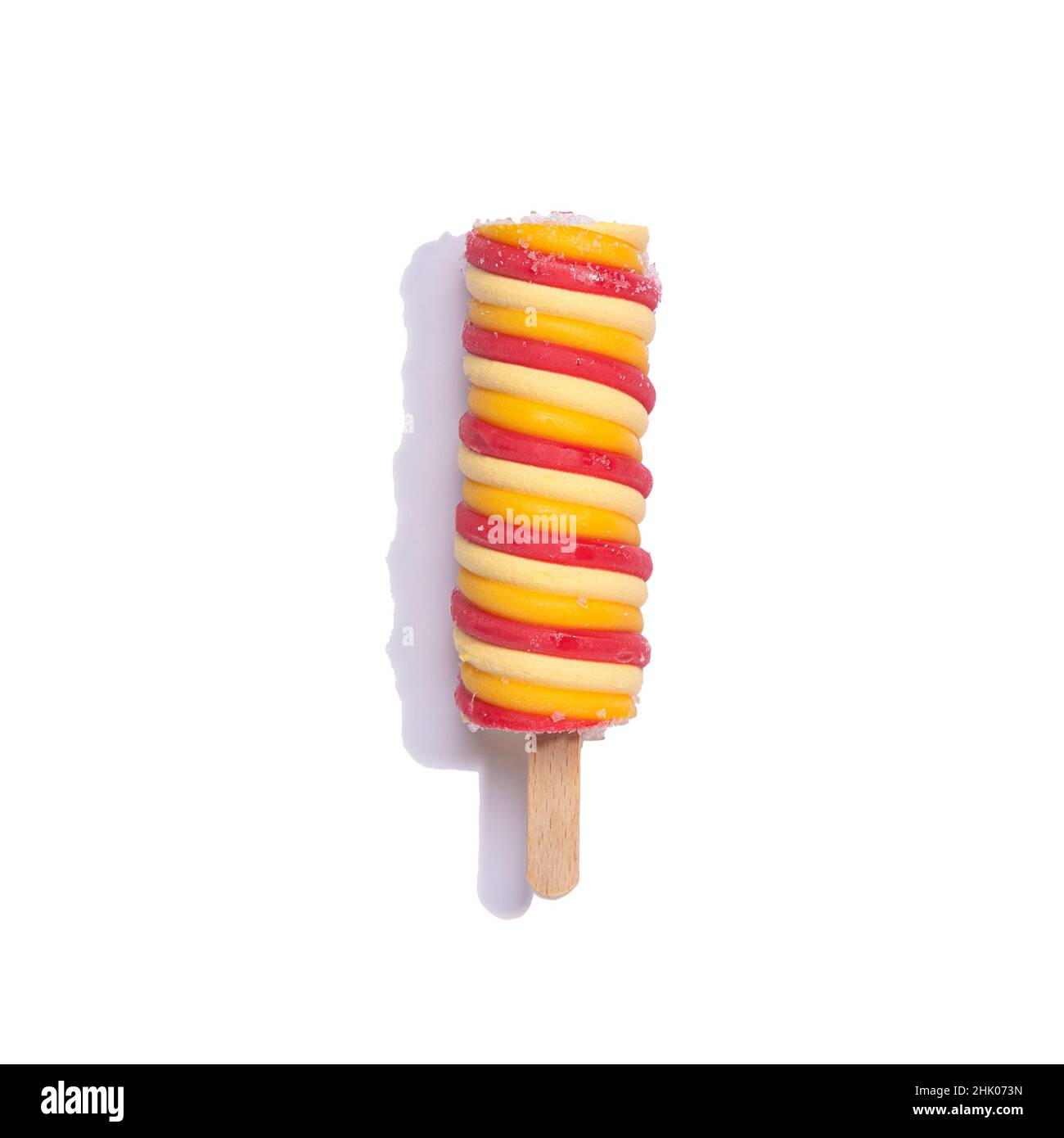 Buntes Eis isoliert auf weißem Hintergrund mit Copyspace. Stockfoto