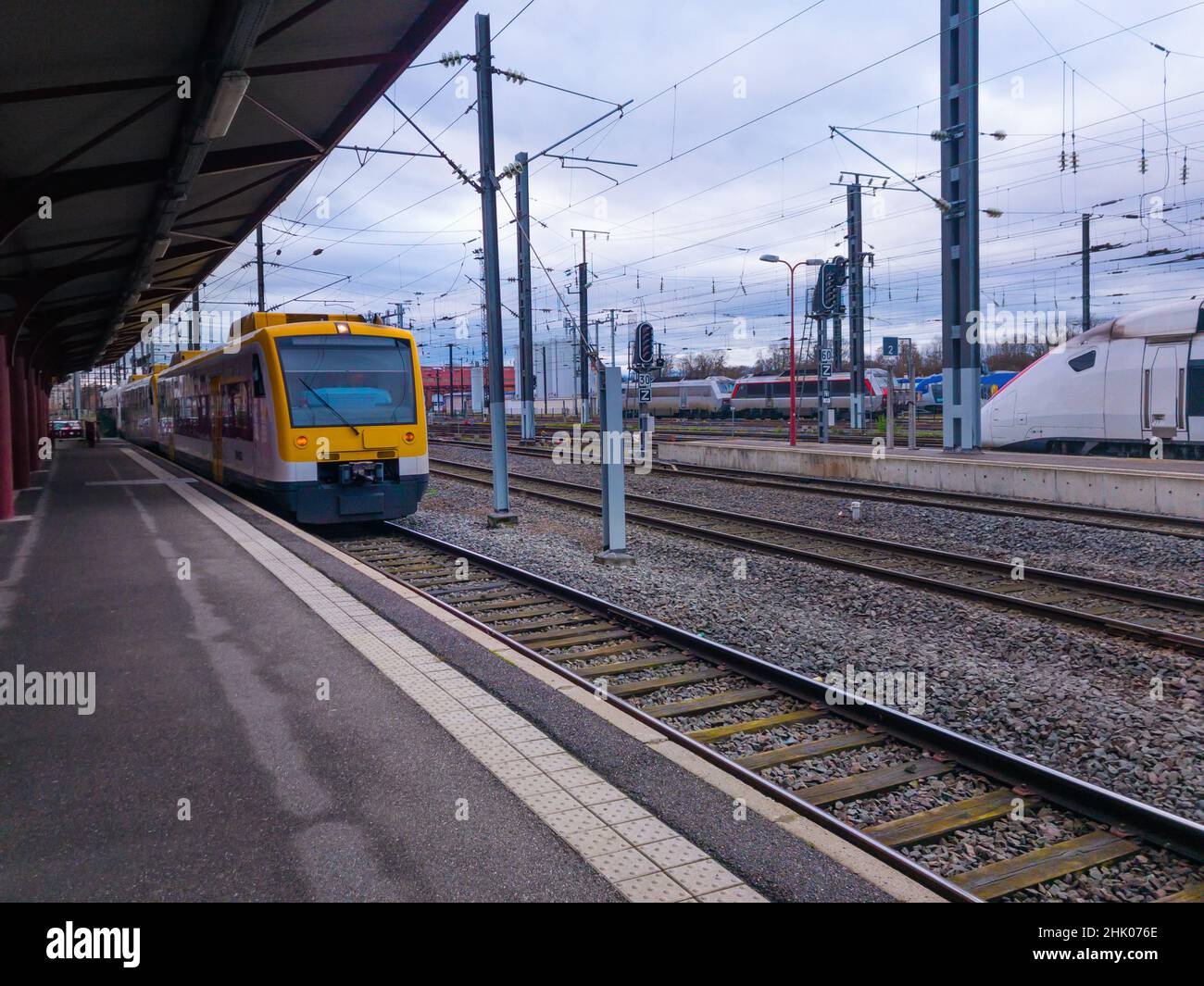 Gelber Zug auf Anflug am Bahnhof, Deutschland Stockfoto