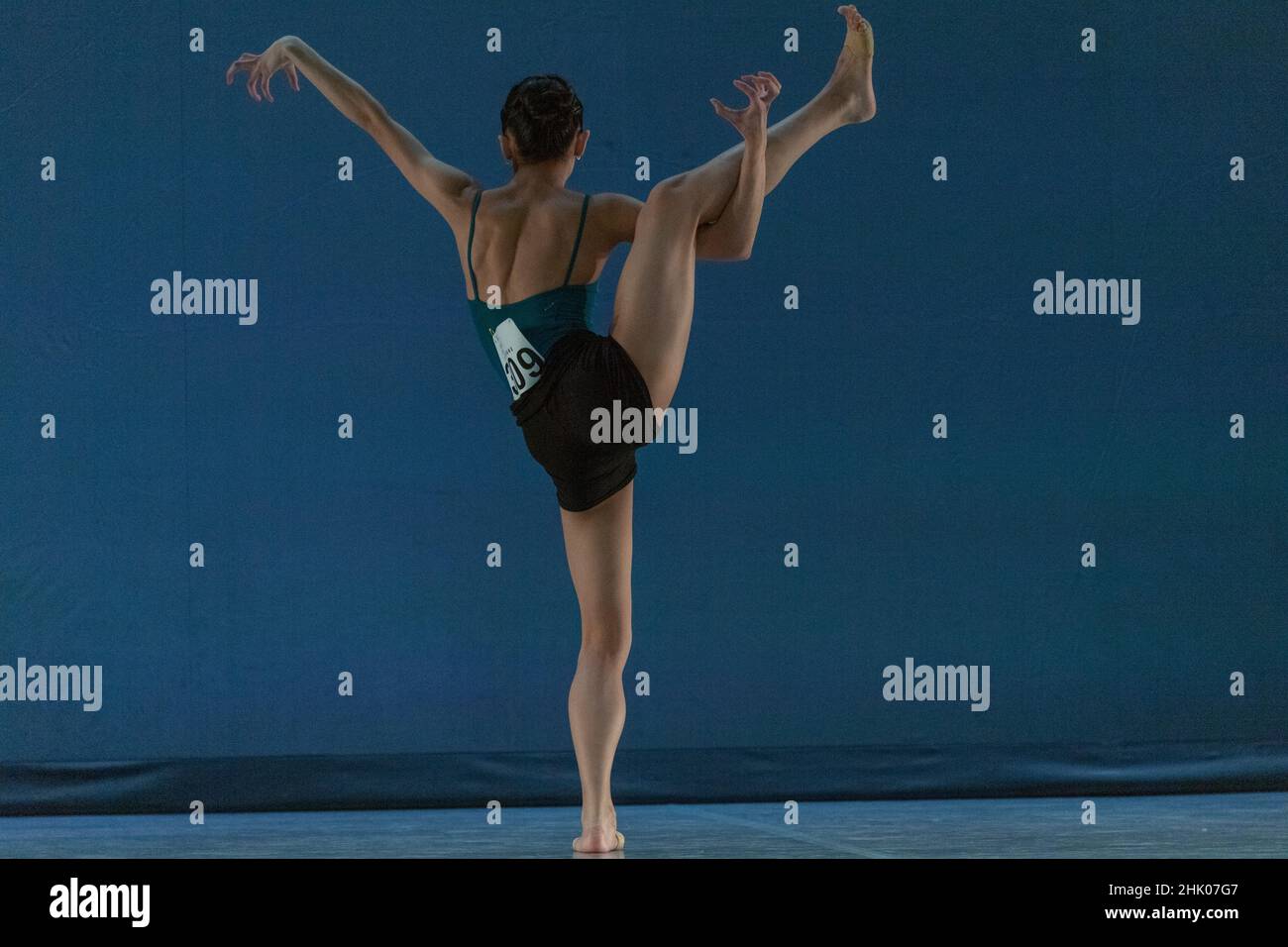 Montreux, Schweiz. 01st. Februar 2022. Alice Hidalgo aus Frankreich vom Konservatorium für Musik und Tanz in Paris (305) treten am zweiten Tag des Wettbewerbs Prix von Lausanne 2022 auf (Foto: Eric Dubost/Pacific Press/Sipa USA) Quelle: SIPA USA/Alamy Live News Stockfoto