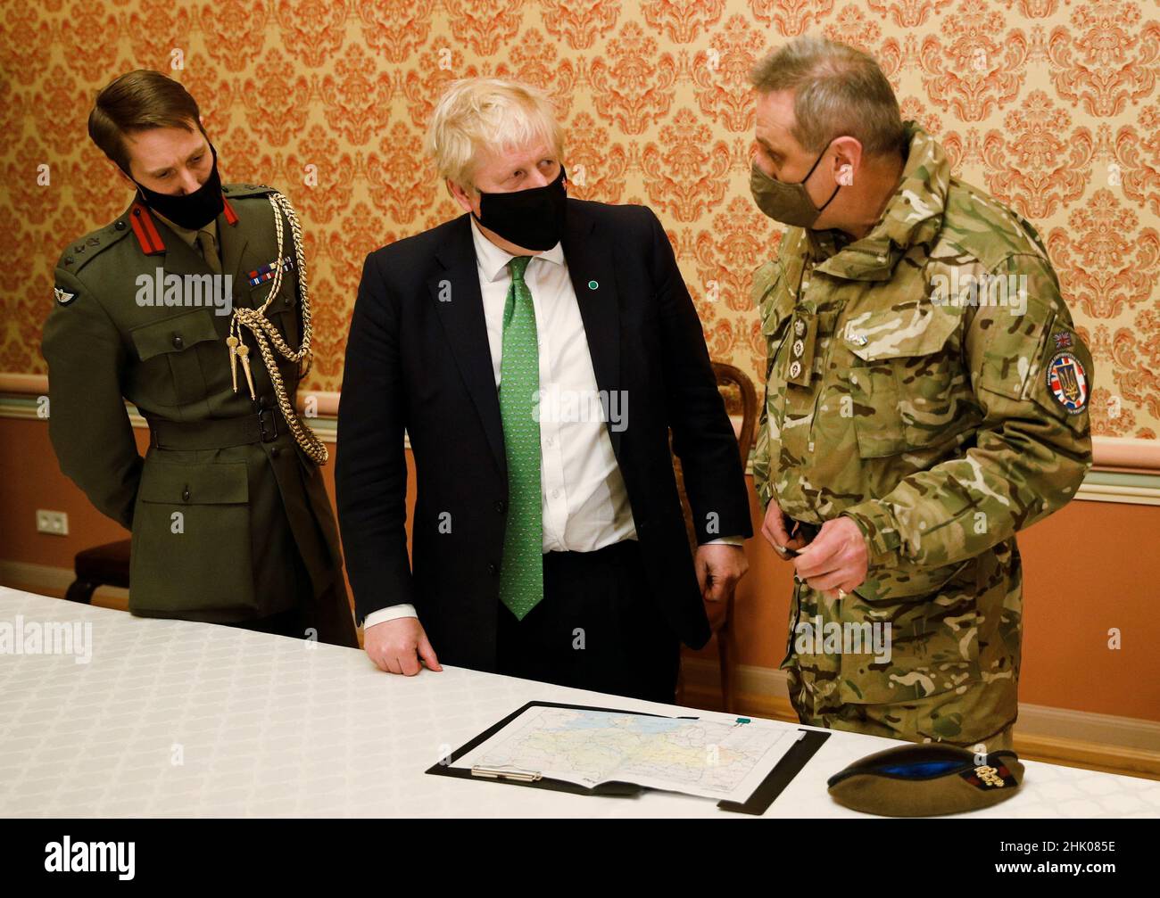 Premierminister Boris Johnson nimmt an einem militärischen Briefing mit Oberst James HF Thurstan Teil, Kommandant der Operation Orbital in Kiew, Ukraine, inmitten steigender Spannungen mit Russland. Bilddatum: Dienstag, 1. Februar 2022. Stockfoto