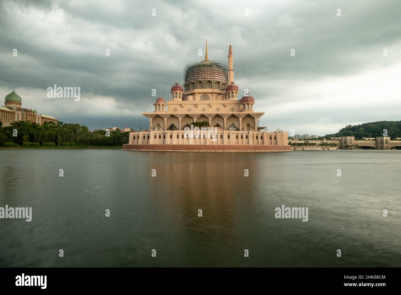 Putrajaya, Malaysia - Januar 2022: Die Putra Moschee, die wichtigste Moschee von Putrajaya und berühmtes Wahrzeichen Stockfoto