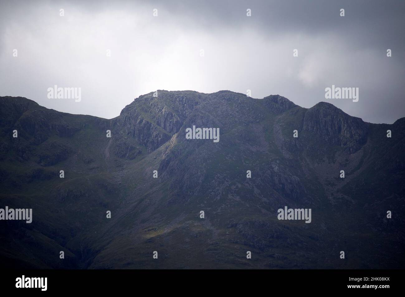Dunkle, brütende Klippen, aus dem langdale Valley, Lake District, cumbria, england, großbritannien Stockfoto