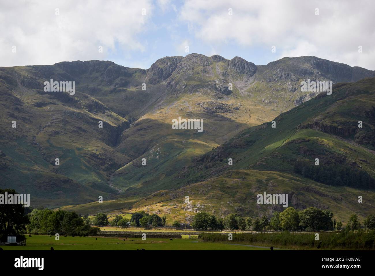Zerknitterte Klippen aus dem langdale Valley, Lake District, cumbria, england, großbritannien Stockfoto