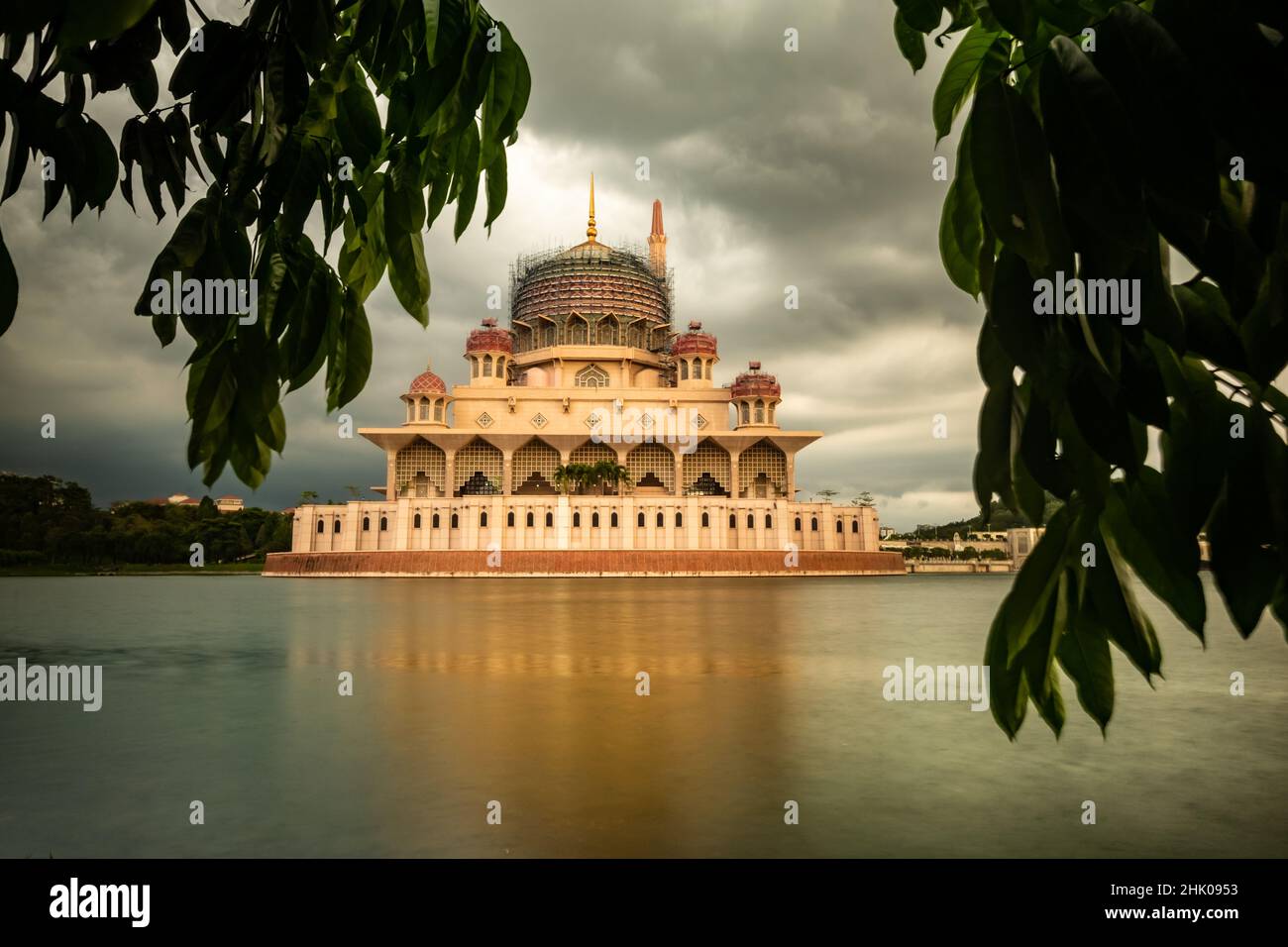 Putrajaya, Malaysia - Januar 2022: Die Putra Moschee, die wichtigste Moschee von Putrajaya und berühmtes Wahrzeichen Stockfoto