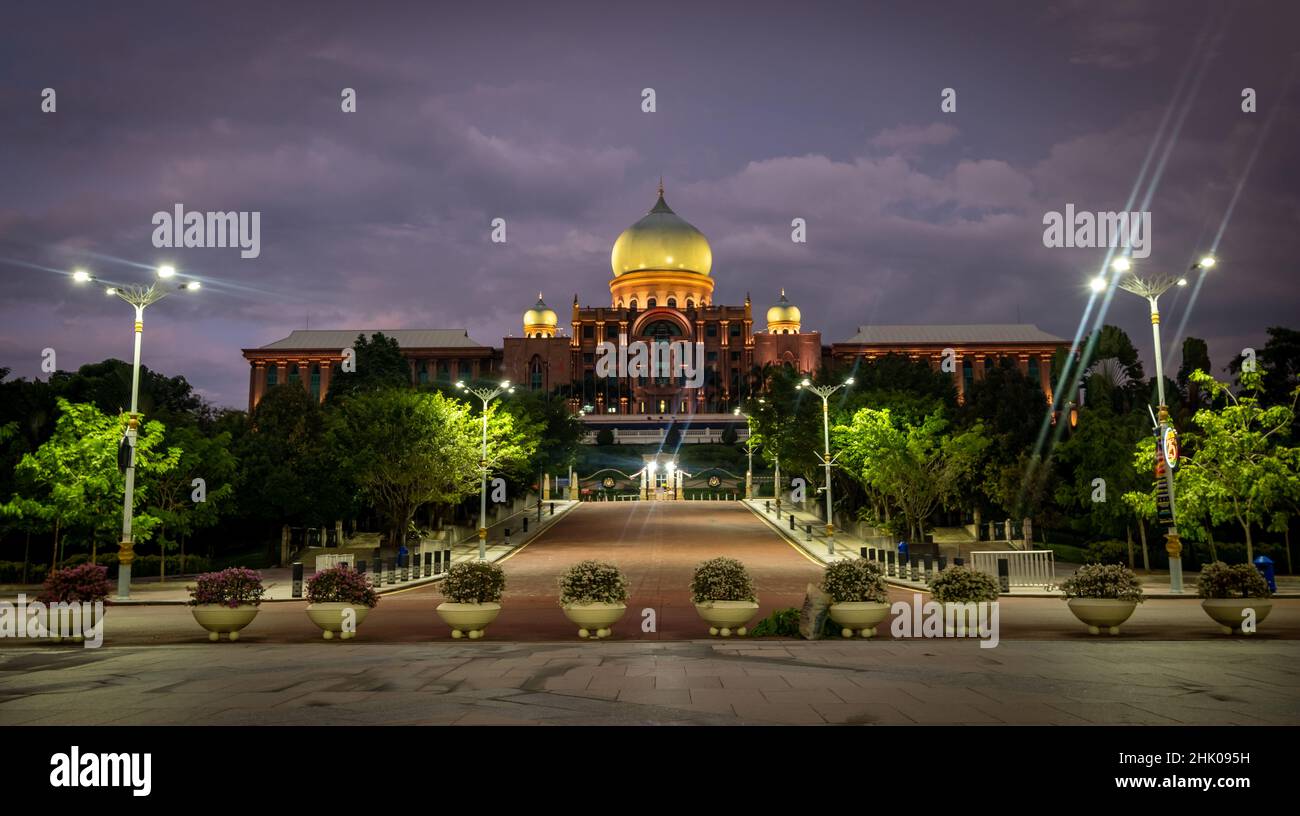 Putra Jaya, Malaysia – Januar 2022: Perdana Putra-Gebäude, Residenz des Premierministers und Wahrzeichen des Regierungsgebäudes Stockfoto