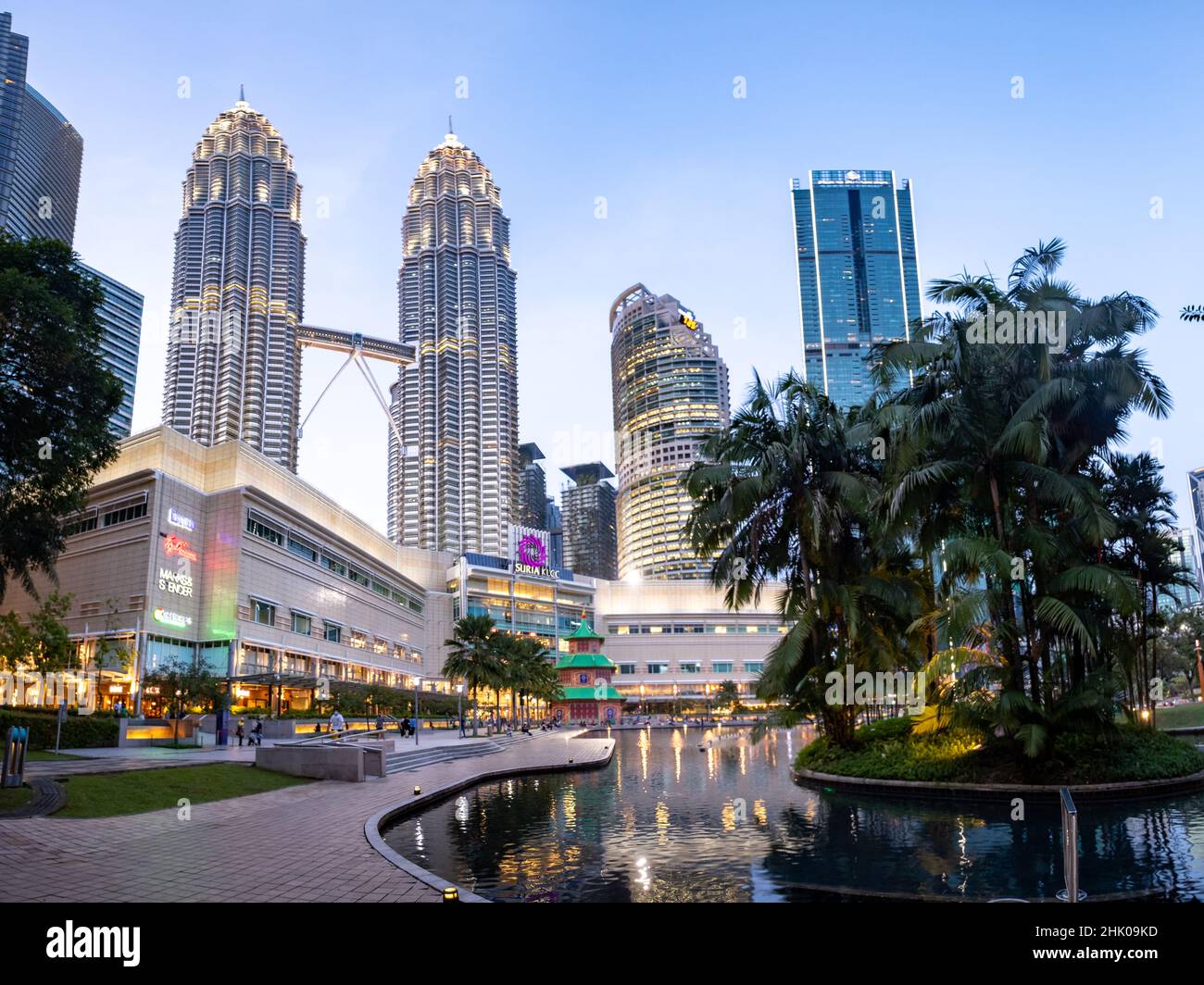 Kuala Lumpur, Malaysia - Januar 2022: Die Petronas Towers und das Suria Einkaufszentrum vom KLCC Park - weltberühmte Wolkenkratzer in Kuala Lumpur City Cen Stockfoto