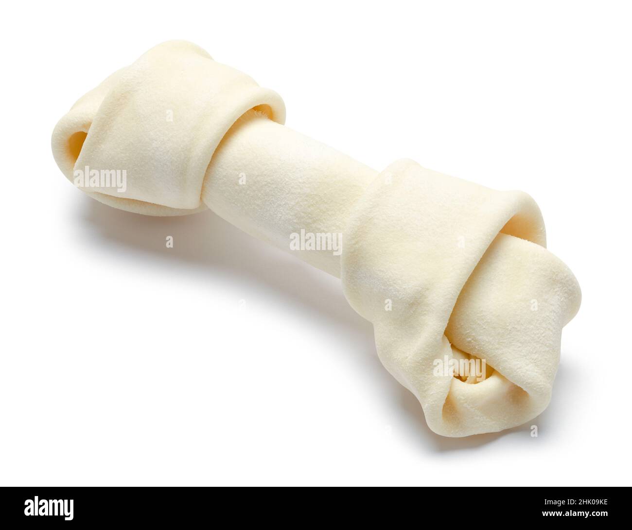 Kleiner Rawhide Hundeknochen auf Weiß ausgeschnitten. Stockfoto