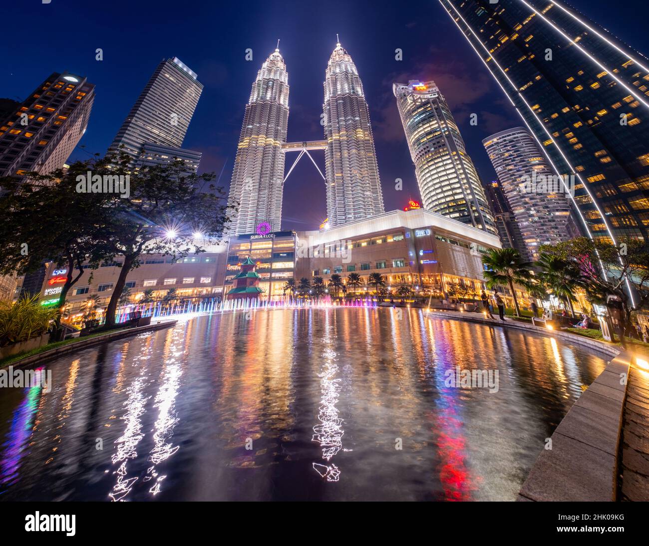 Kuala Lumpur, Malaysia - Januar 2022: Die Petronas Towers und das Suria Einkaufszentrum vom KLCC Park - weltberühmte Wolkenkratzer in Kuala Lumpur City Cen Stockfoto