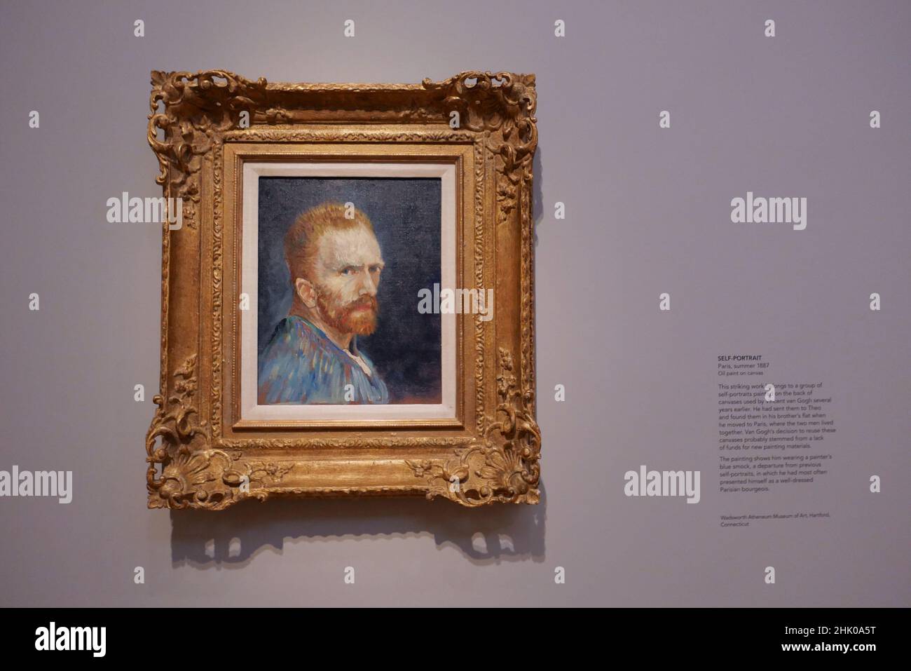 Dies ist das erste Mal, dass Van Goghs Selbstporträts in einer Ausstellung in vollem Umfang erkundet wurden und es die größte Gruppe ist, die seit mehr als 25 Jahren zusammengebracht wird. Neben 16 Selbstporträts, Die Ausstellung zeigt zwei große Gemälde, die eine wichtige Rolle in Van Goghs Gestaltung seines eigenen Bildes gespielt . Van Goghs Stuhl, beschrieben vom Künstler als symbolisch (Selbstporträt). Und Porträt von Eugene Boch, ein Porträt seines Freundes, in dem van Gogh versuchte, seine künstlerischen ideale zu vermitteln. Geöffnet für die Öffentlichkeit vom 3. Februar 2022 - 8. Mai 2022 . Stockfoto