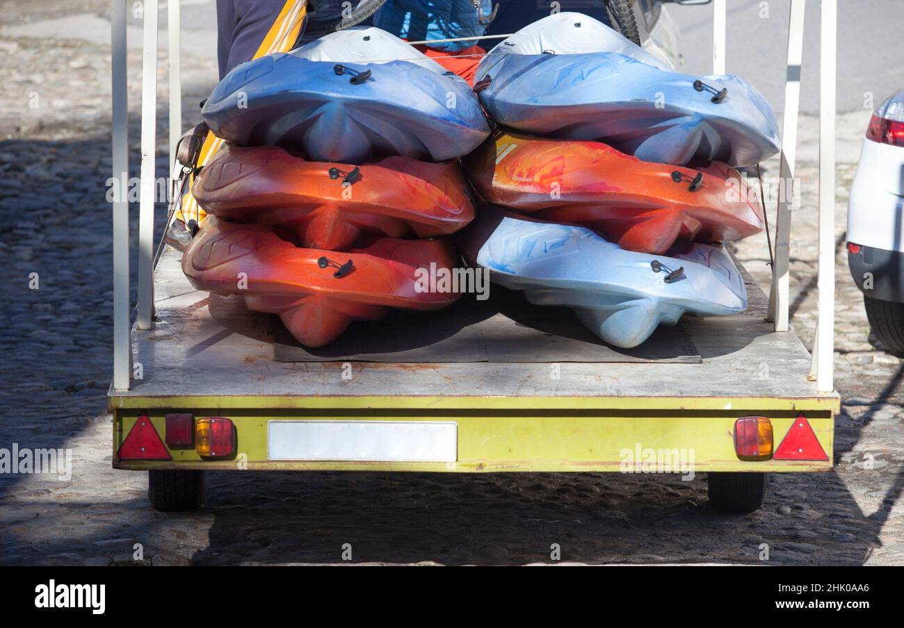 PKW-Anhänger mit Kajaks beladen. Sportausrüstung, privater Transport. Stockfoto