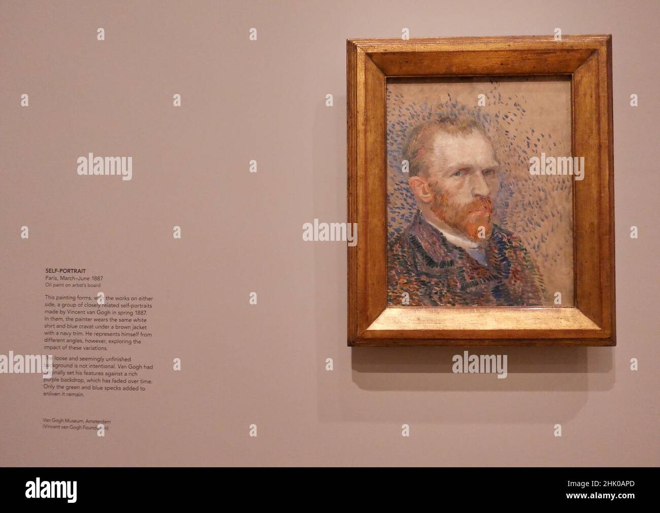 Dies ist das erste Mal, dass Van Goghs Selbstporträts in einer Ausstellung in vollem Umfang erkundet wurden und es die größte Gruppe ist, die seit mehr als 25 Jahren zusammengebracht wird. Neben 16 Selbstporträts, Die Ausstellung zeigt zwei große Gemälde, die eine wichtige Rolle in Van Goghs Gestaltung seines eigenen Bildes gespielt . Van Goghs Stuhl, beschrieben vom Künstler als symbolisch (Selbstporträt). Und Porträt von Eugene Boch, ein Porträt seines Freundes, in dem van Gogh versuchte, seine künstlerischen ideale zu vermitteln. Geöffnet für die Öffentlichkeit vom 3. Februar 2022 - 8. Mai 2022 . Stockfoto