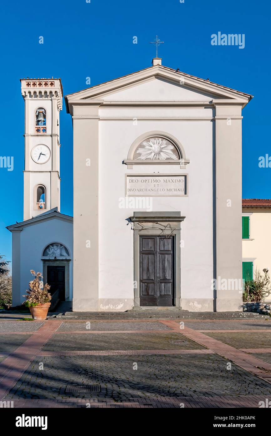 Fassade der Kirche San Michele Arcangelo in Staffoli, Pisa, Italien Stockfoto