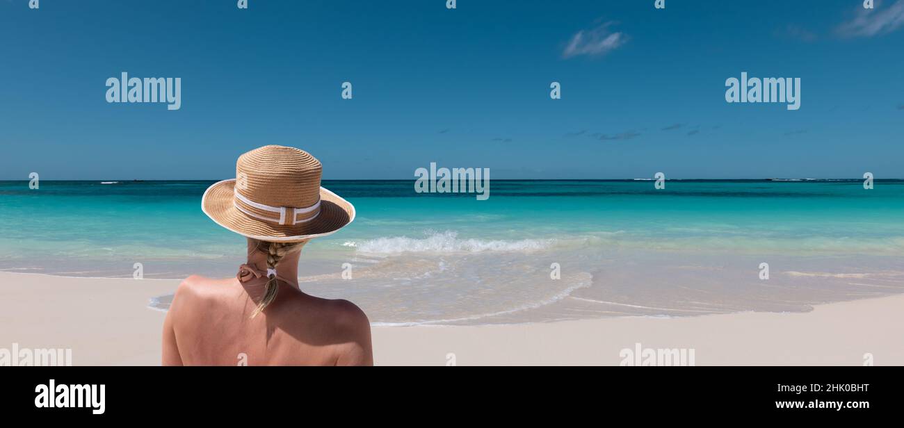Frau mit Sommerhut am Strand entspannen. Stockfoto