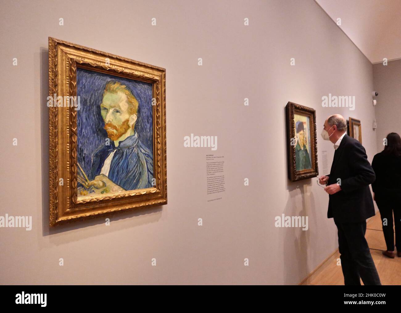 Dies ist das erste Mal, dass Van Goghs Selbstporträts in einer Ausstellung in vollem Umfang erkundet wurden und es die größte Gruppe ist, die seit mehr als 25 Jahren zusammengebracht wird. Neben 16 Selbstporträts, Die Ausstellung zeigt zwei große Gemälde, die eine wichtige Rolle in Van Goghs Gestaltung seines eigenen Bildes gespielt . Van Goghs Stuhl, beschrieben vom Künstler als symbolisch (Selbstporträt). Und Porträt von Eugene Boch, ein Porträt seines Freundes, in dem van Gogh versuchte, seine künstlerischen ideale zu vermitteln. Geöffnet für die Öffentlichkeit vom 3. Februar 2022 - 8. Mai 2022 . Stockfoto