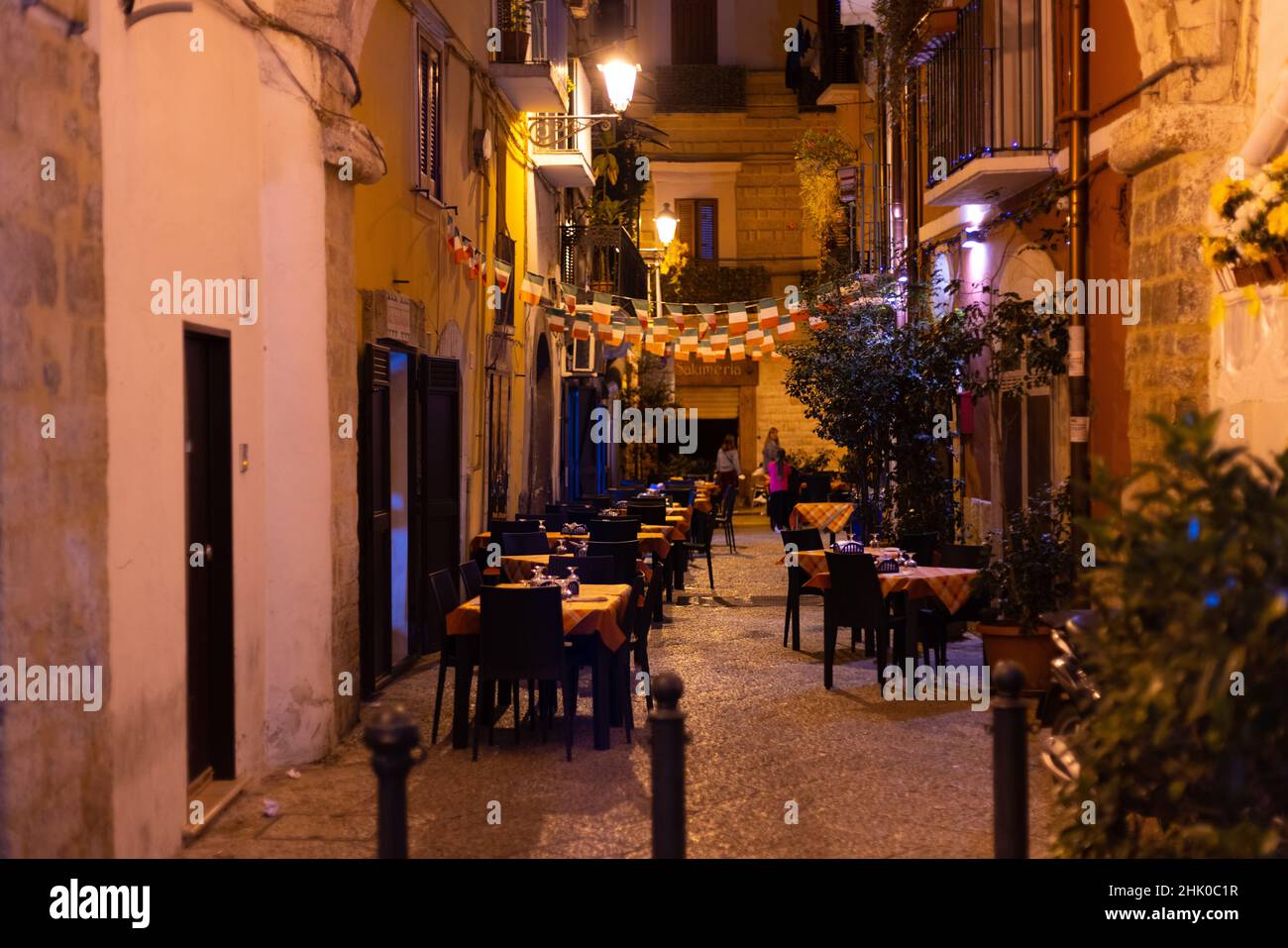 Kleine Gassen in der Altstadt von Bari St. Nicola in Italien - BARI, ITALIEN - 31. OKTOBER 2021 Stockfoto