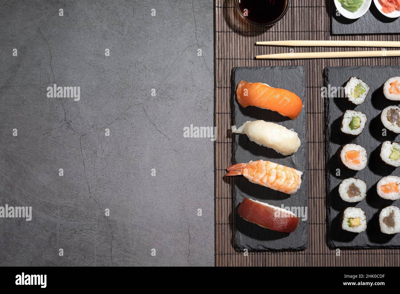 Verschiedene Sushi auf dunklem Hintergrund. Sushi-Set mit Copyspace. Stockfoto