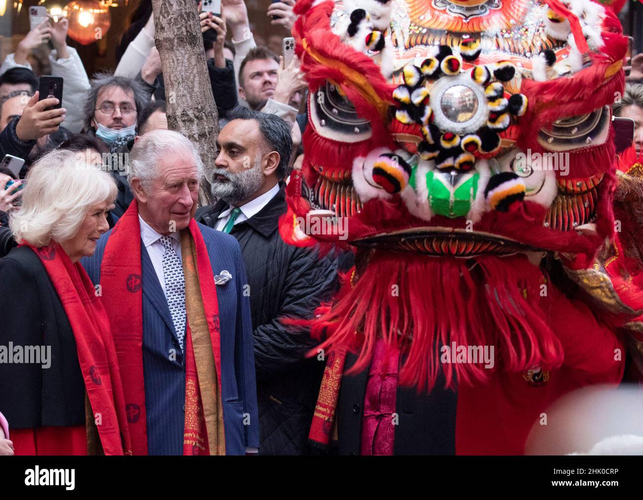 01/02/2022. London, Großbritannien. Seine Königliche Hoheit Prinz Charles und die Herzogin von Cornwall Camilla besuchen die Londoner Chinatown. Heute chinesische peo Stockfoto