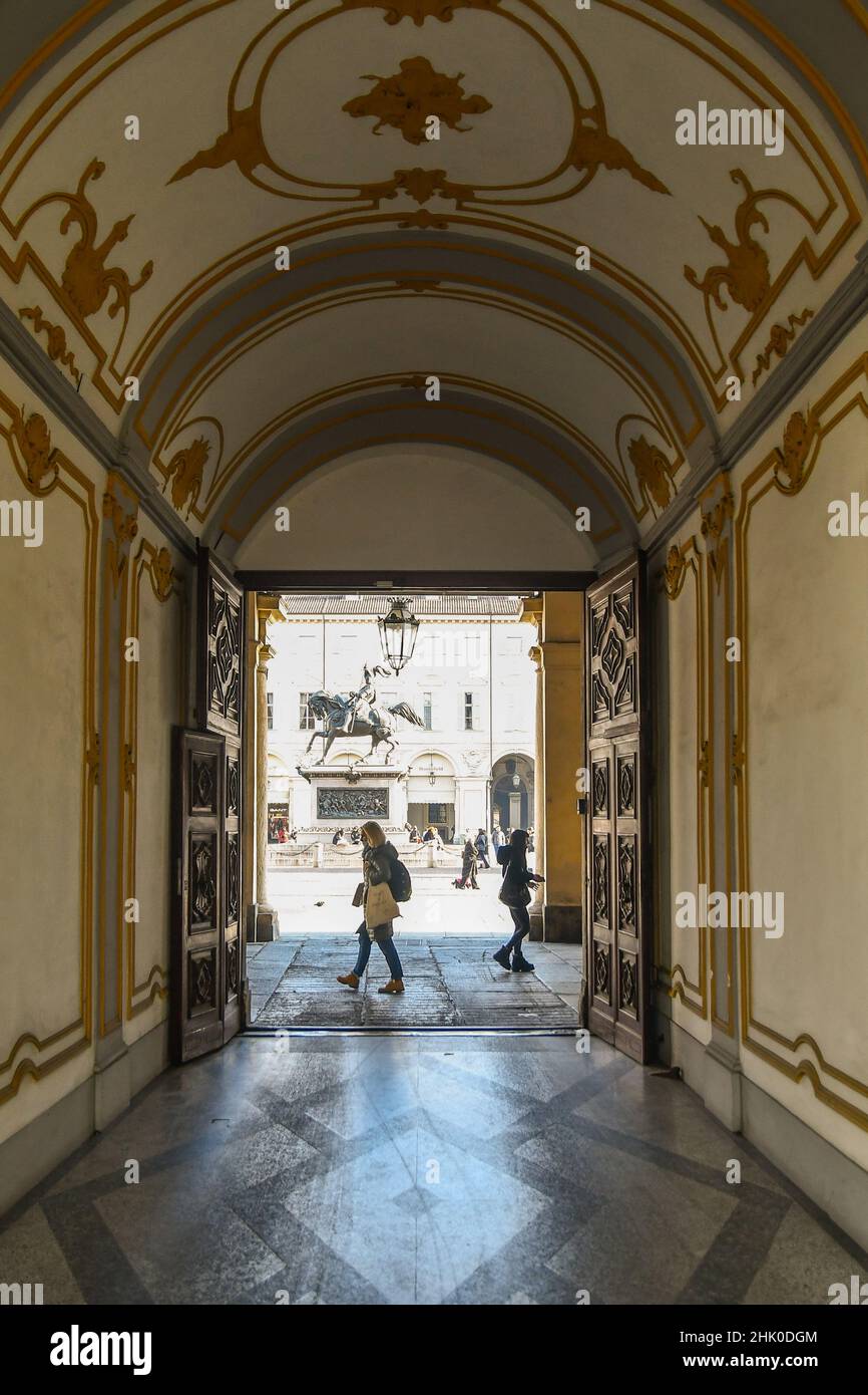 Gewölbter Eingang des Palazzo Trecesson mit Fresken und Blick auf die Piazza San Carlo mit dem Denkmal für Emmanuel Philibert, Turin, Piemont Stockfoto