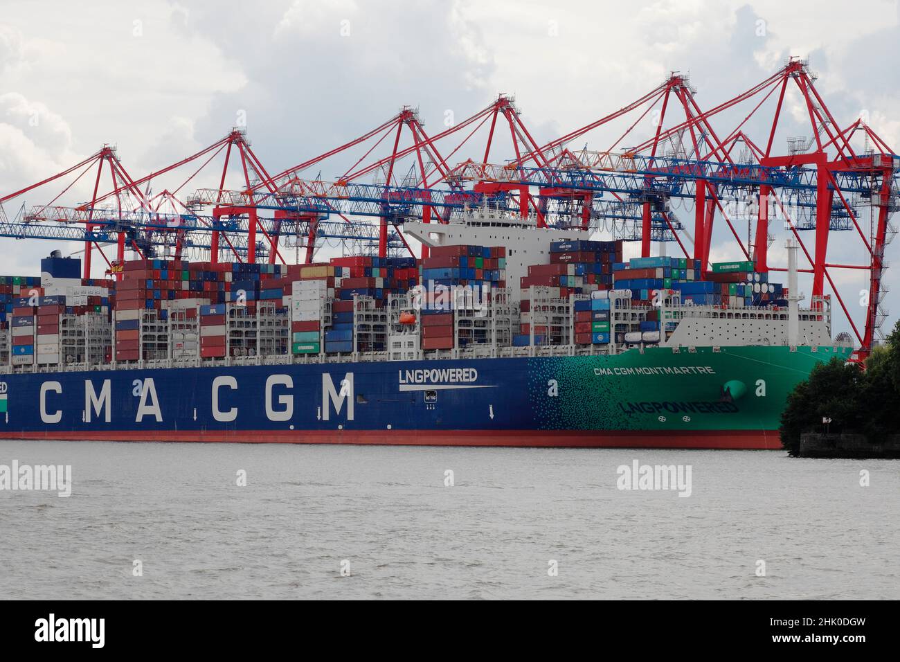 Containerschiff CMA CGM Montmartre in Hamburg, Deutschland Stockfoto