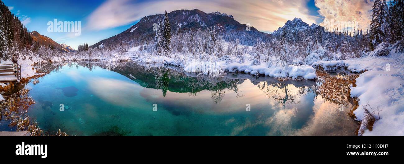 Kleiner smaragdgrüner See im Naturschutzgebiet Zelenci in der Nähe von Kranjska Gora, Slowenien Stockfoto