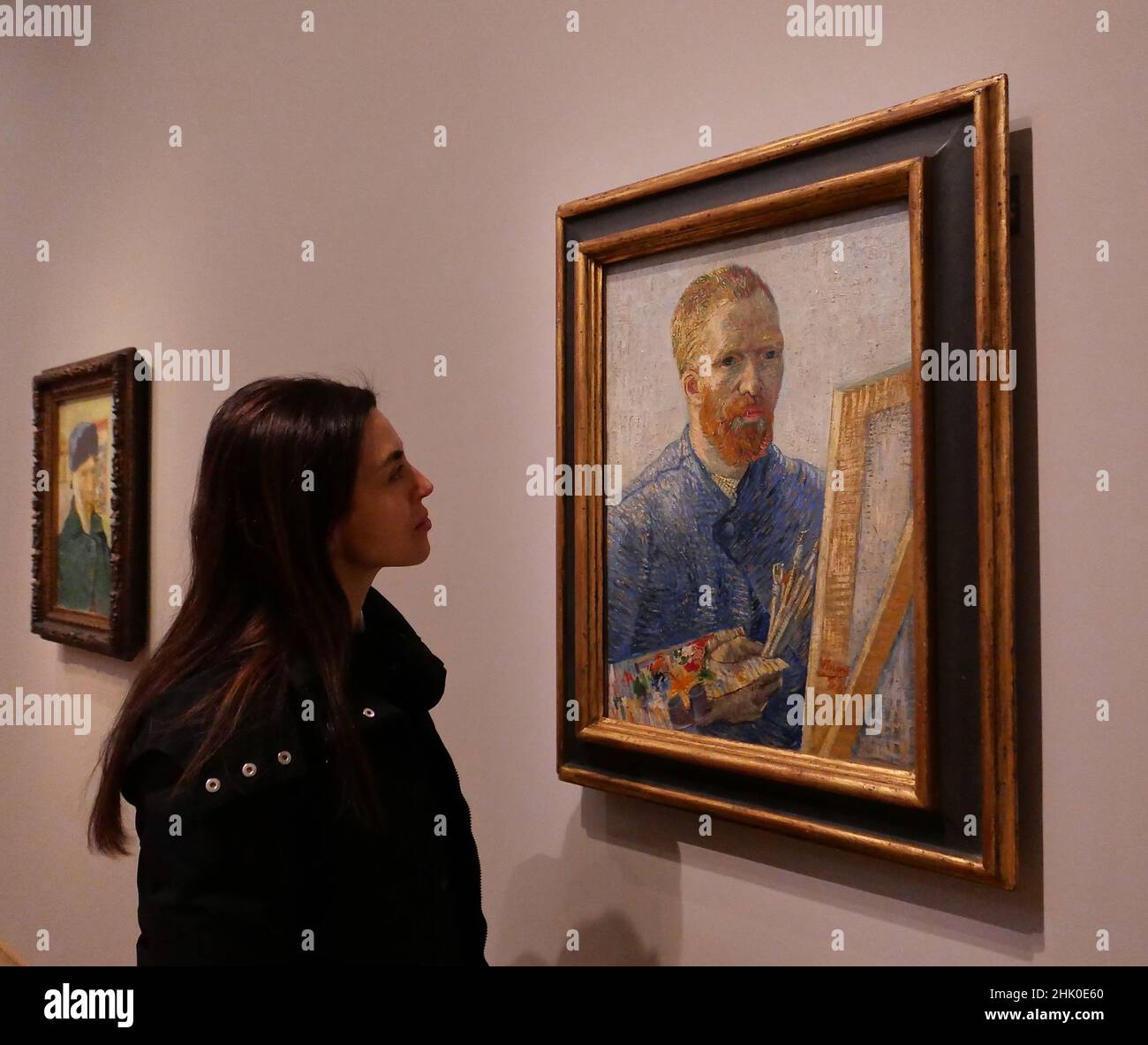 Dies ist das erste Mal, dass Van Goghs Selbstporträts in einer Ausstellung in vollem Umfang erkundet wurden und es die größte Gruppe ist, die seit mehr als 25 Jahren zusammengebracht wird. Neben 16 Selbstporträts, Die Ausstellung zeigt zwei große Gemälde, die eine wichtige Rolle in Van Goghs Gestaltung seines eigenen Bildes gespielt . Van Goghs Stuhl, beschrieben vom Künstler als symbolisch (Selbstporträt). Und Porträt von Eugene Boch, ein Porträt seines Freundes, in dem van Gogh versuchte, seine künstlerischen ideale zu vermitteln. Geöffnet für die Öffentlichkeit vom 3. Februar 2022 - 8. Mai 2022 . Stockfoto