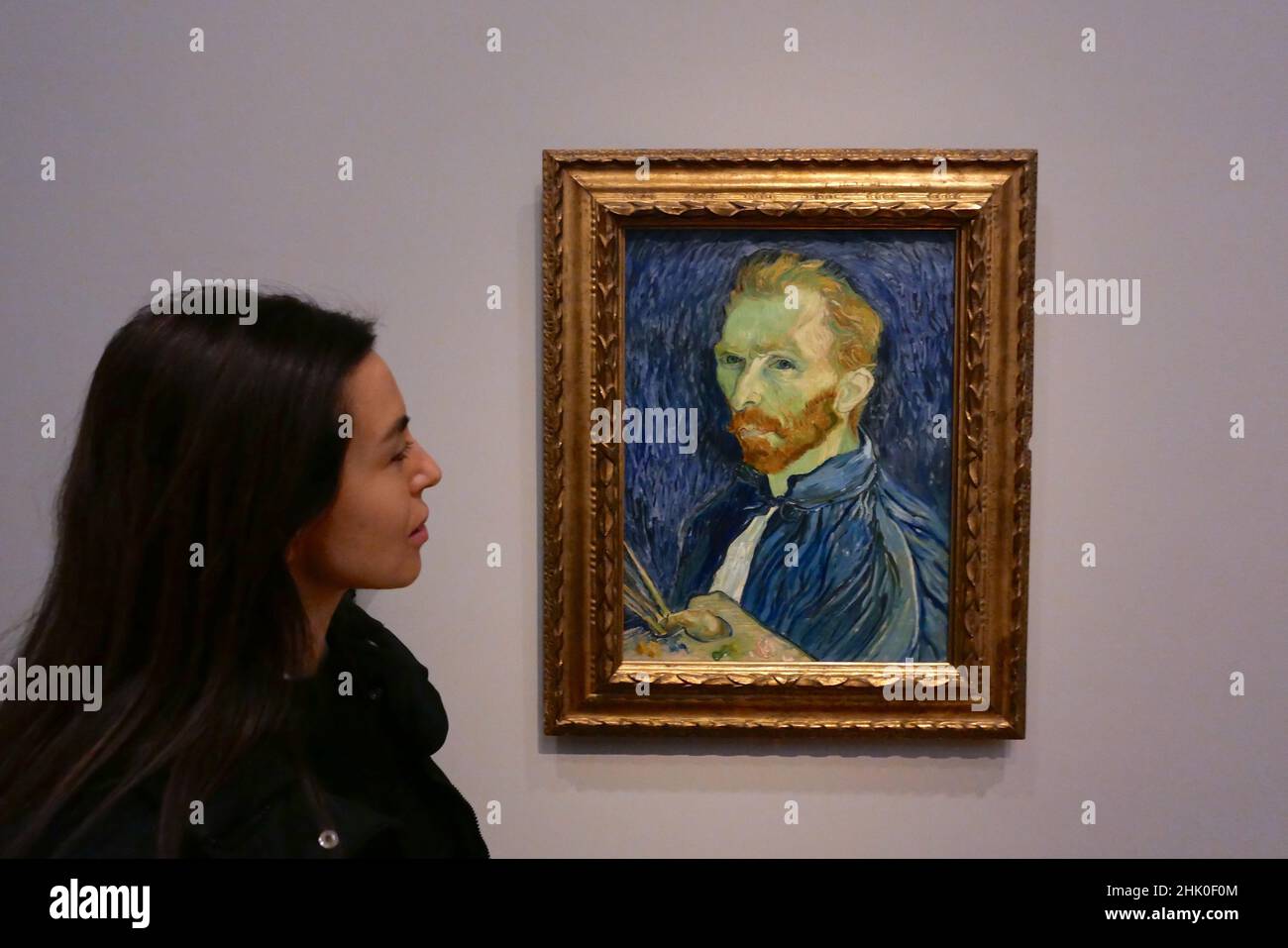 Dies ist das erste Mal, dass Van Goghs Selbstporträts in einer Ausstellung in vollem Umfang erkundet wurden und es die größte Gruppe ist, die seit mehr als 25 Jahren zusammengebracht wird. Neben 16 Selbstporträts, Die Ausstellung zeigt zwei große Gemälde, die eine wichtige Rolle in Van Goghs Gestaltung seines eigenen Bildes gespielt . Van Goghs Stuhl, beschrieben vom Künstler als symbolisch (Selbstporträt). Und Porträt von Eugene Boch, ein Porträt seines Freundes, in dem van Gogh versuchte, seine künstlerischen ideale zu vermitteln. Geöffnet für die Öffentlichkeit vom 3. Februar 2022 - 8. Mai 2022 . Stockfoto